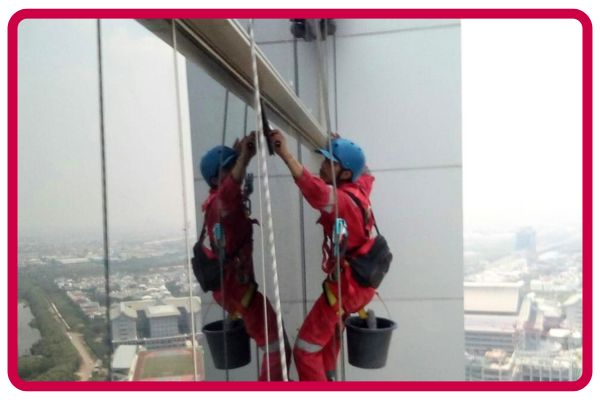 Cleaning fasad gedung rope access